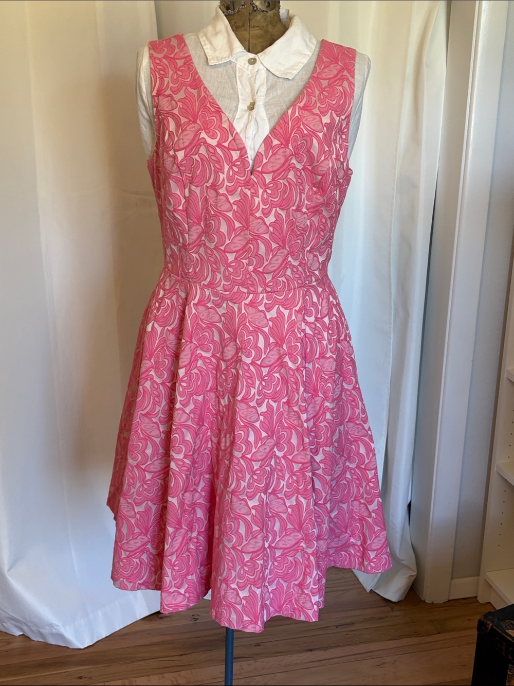Maeve pink embroidered brocade full skirted dress size 10 sleeveless V cut neck